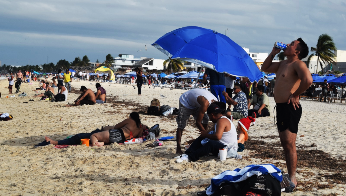 Bañistas abarrotan la playa de Progreso en el primer fin de semana decembrino