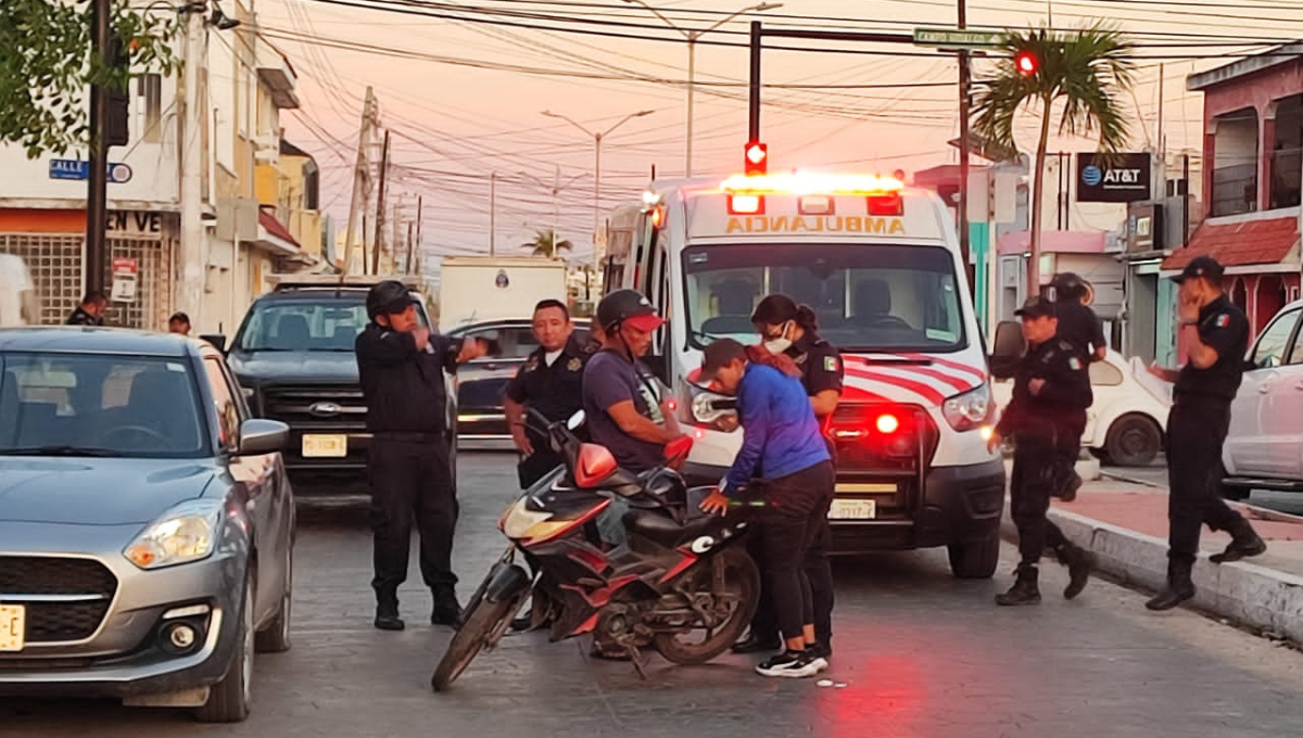 Motociclista convulsiona al chocar contra un auto en Progreso