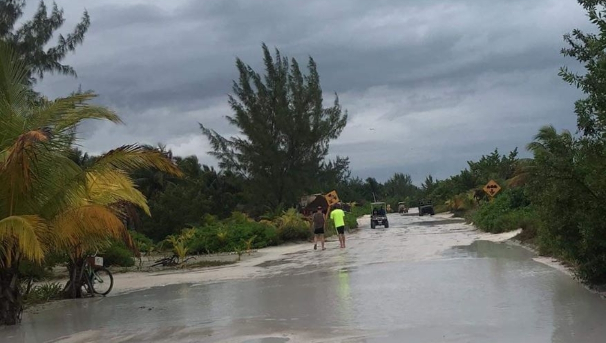 Las vialidades de la isla de Holbox están inundadas y los turistas prefieren no arriesgarse