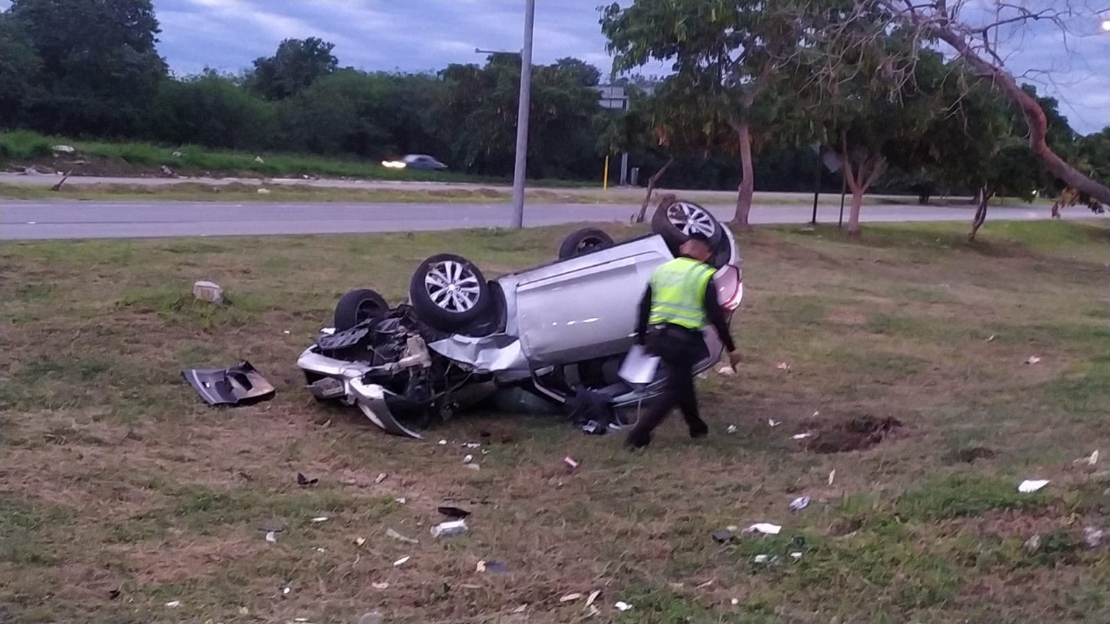 Conductor pierde el control de su auto y vuelca en el Periférico de Mérida