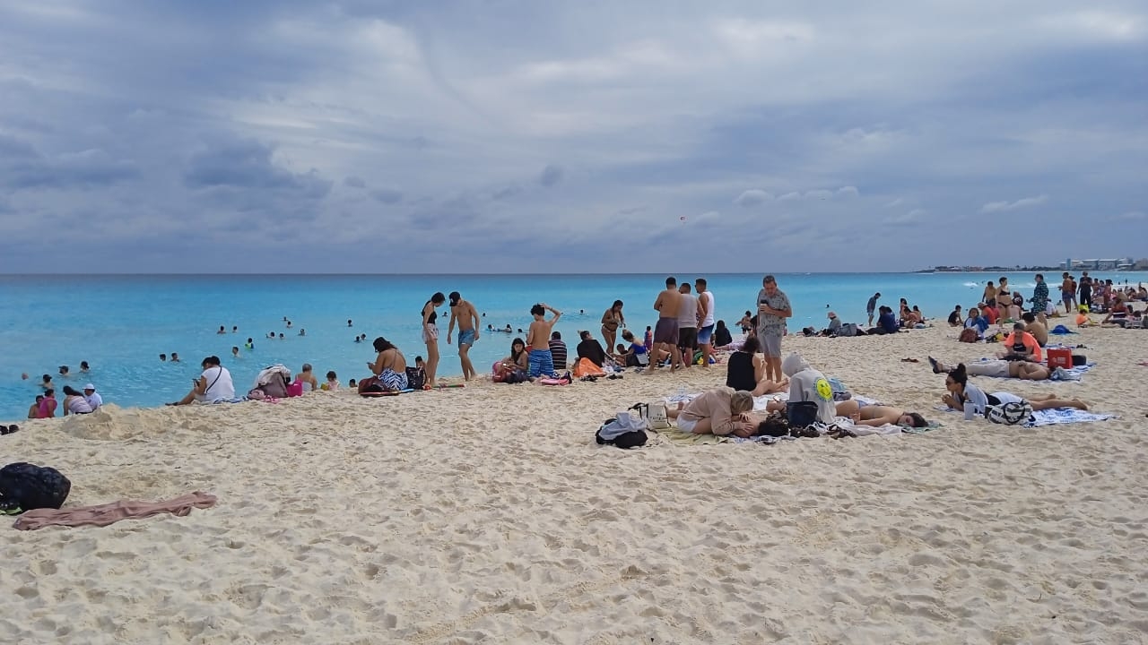 Bañistas disfrutan del último sábado del 2023 en Playa Delfines, Cancún: VIDEO