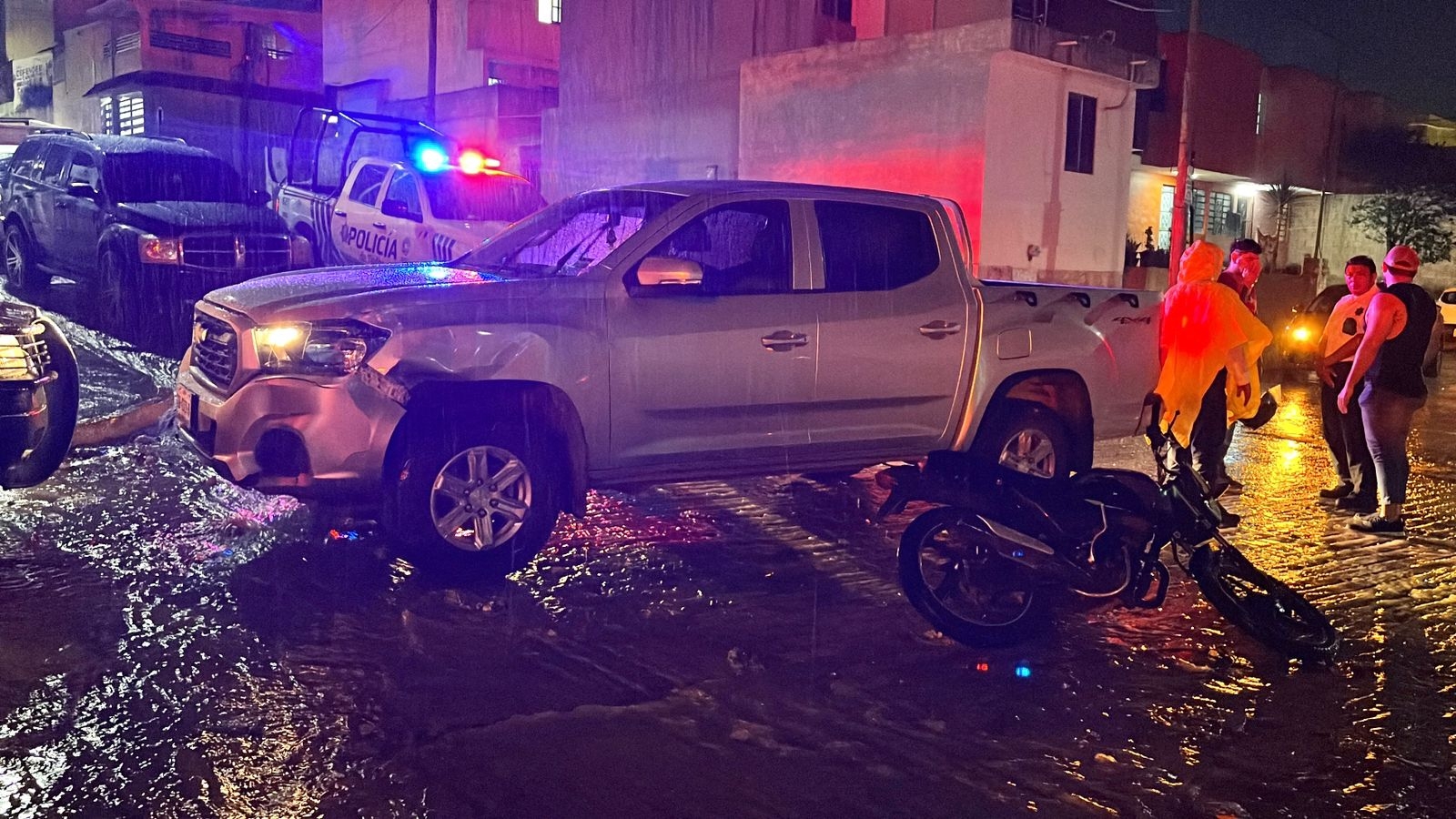 Motociclista termina lesionado al impactarse con una camioneta en Campeche