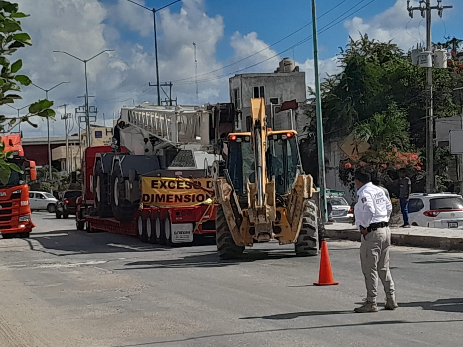 Tráiler queda atorado en un paso peatonal de Escárcega, Campeche