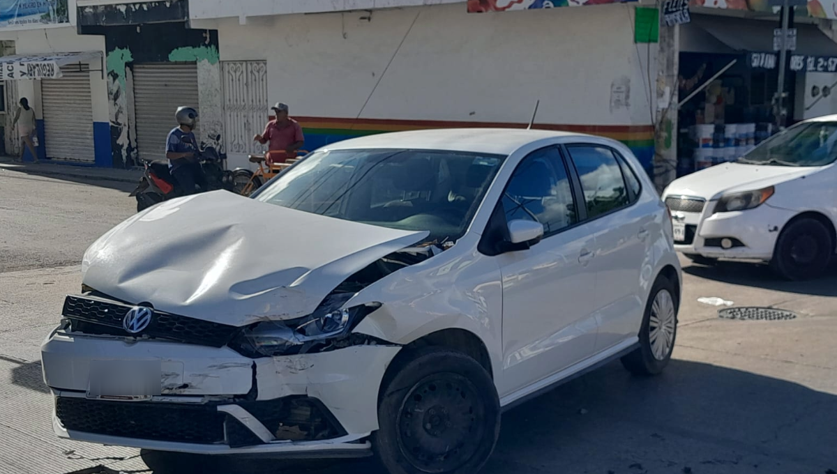Carro se estrella contra una Van de transporte público en Playa del Carmen