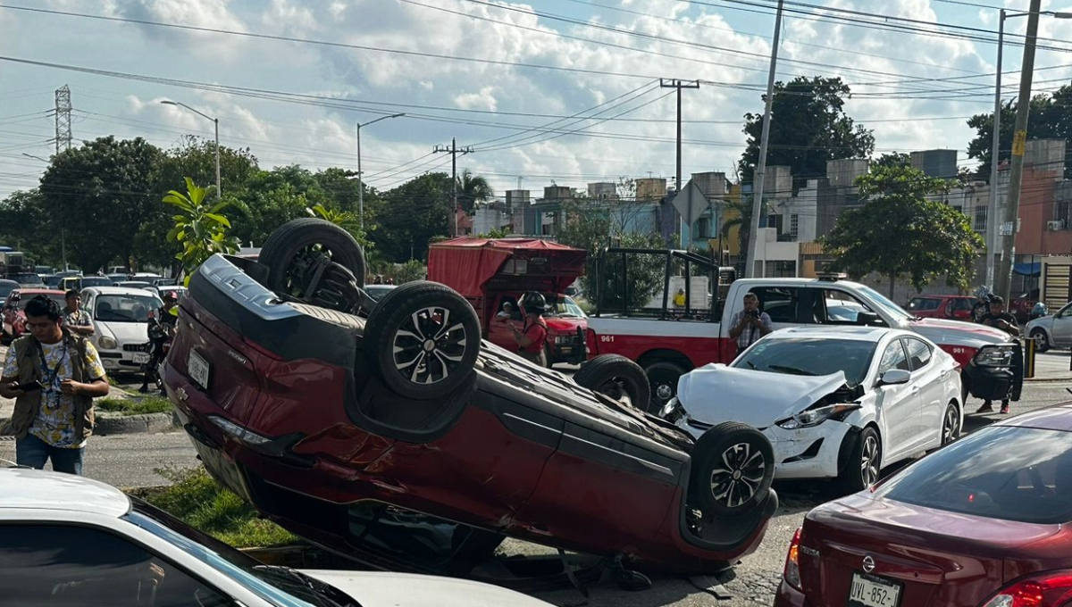 Vuelca automóvil en Cancún; hay una mujer lesionada