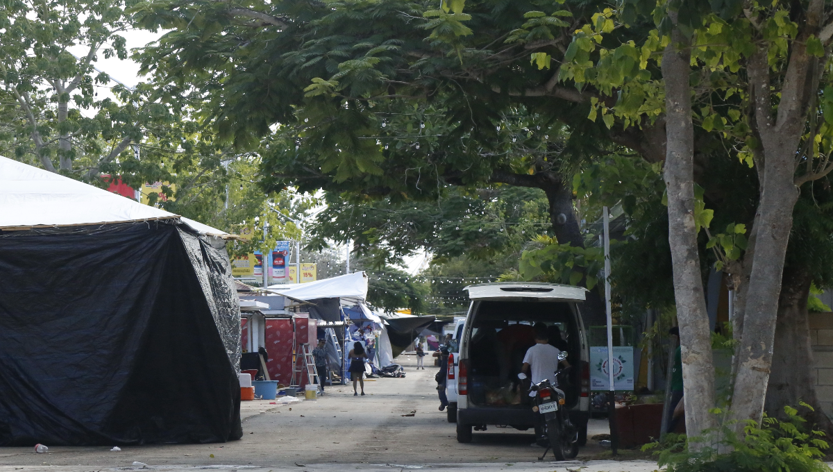Comerciantes desmontan sus puestos para dejar el recinto de la Feria Yucatán Xmatkuil