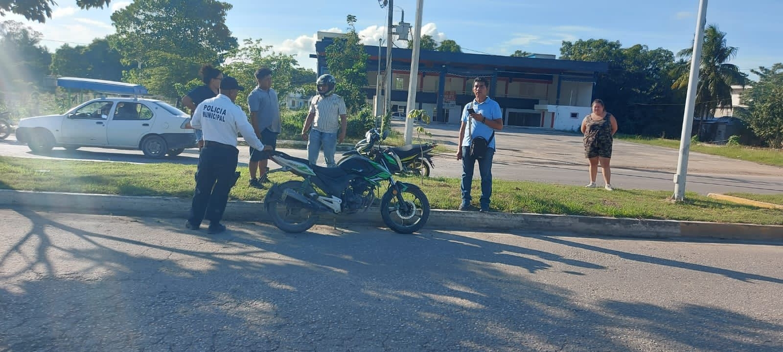 Motociclista ebrio derrapa sobre la avenida Solidaridad en Escárcega