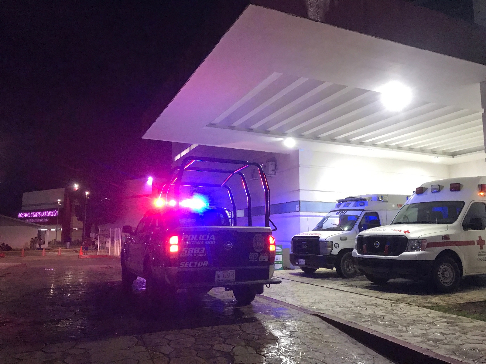 Hombre herido con un arma de fuego en Cancún es trasladado a un hospital