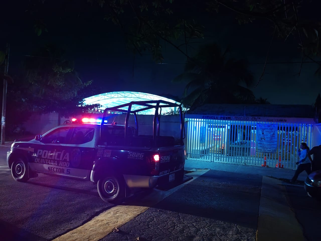 Presuntos sicarios cuelgan una manta en una escuela primaria de Cancún