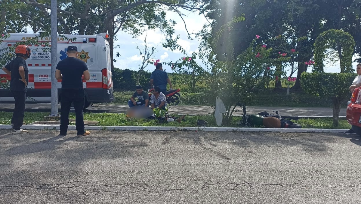 Mujer motociclista se impacta contra camellón vial y termina lesionada en Tizimín