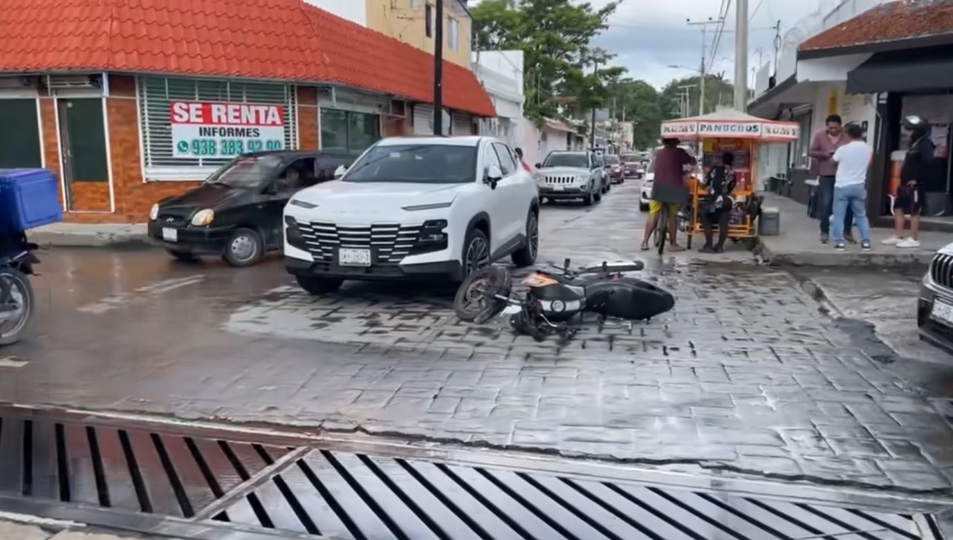 Motociclista se estampa contra una camioneta de lujo en Ciudad del Carmen