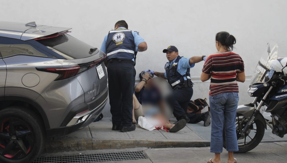 Mujer pierde el control del volante y atropella a tres personas en el Centro de Mérida