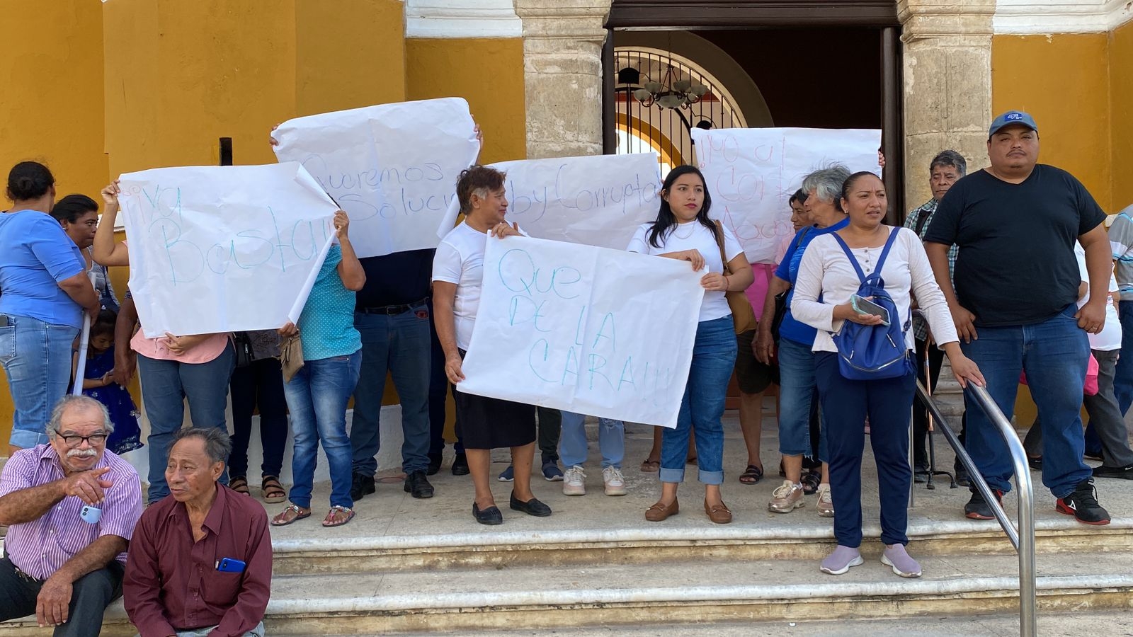 Por falta de agua, vecinos se manifiestan en el Ayuntamiento de Campeche