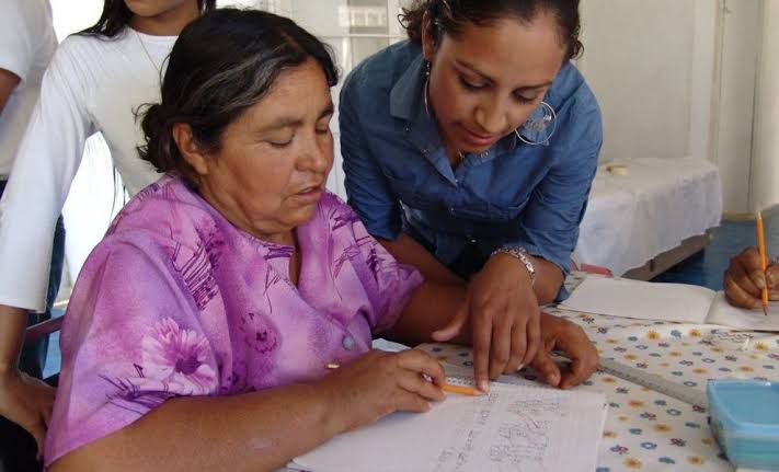 Según el Inegi en el censo de 2020 el 4.7 por ciento de la población carece de educación básica, siendo el grupo etario de 75 años el que concentra la tasa más alta.