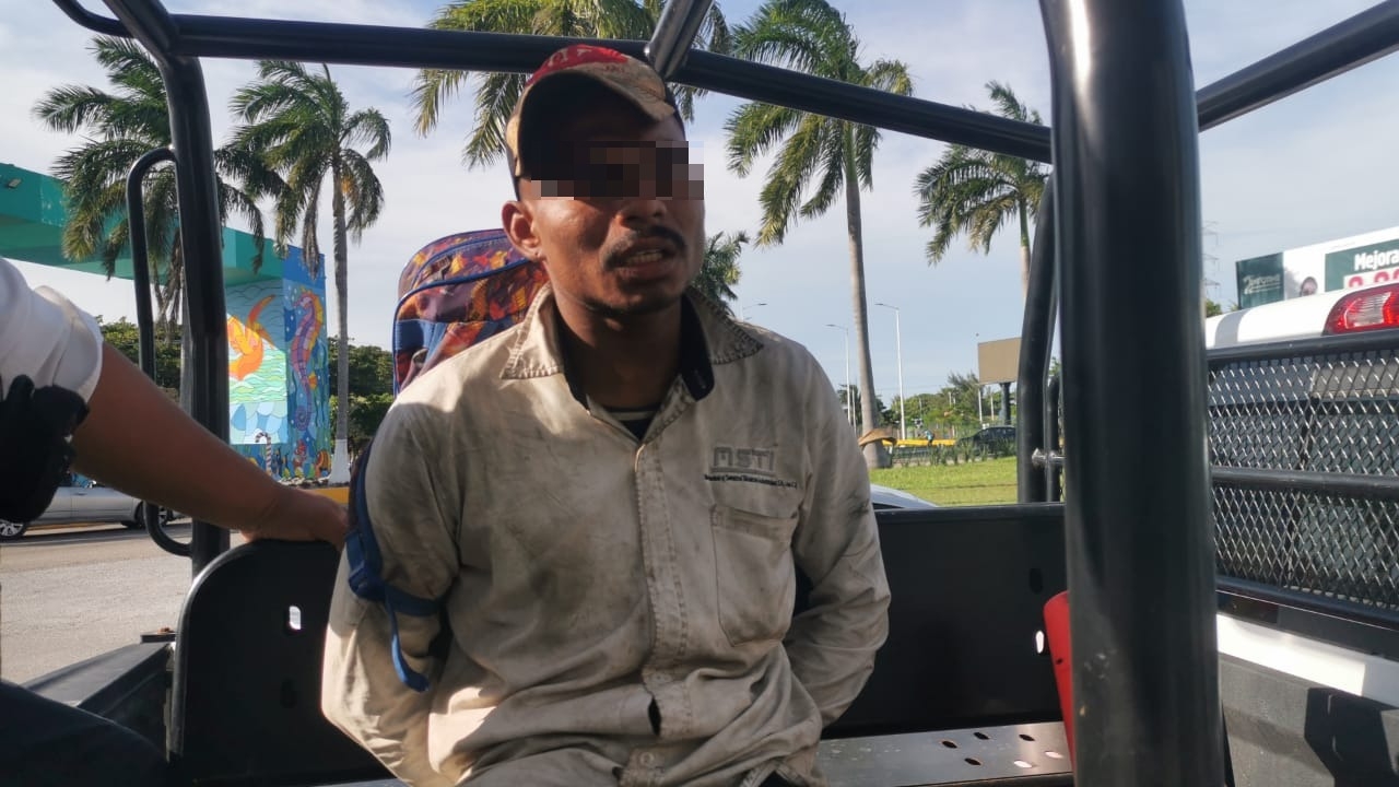 Detienen a un hombre por apedrear una camioneta en Ciudad del Carmen