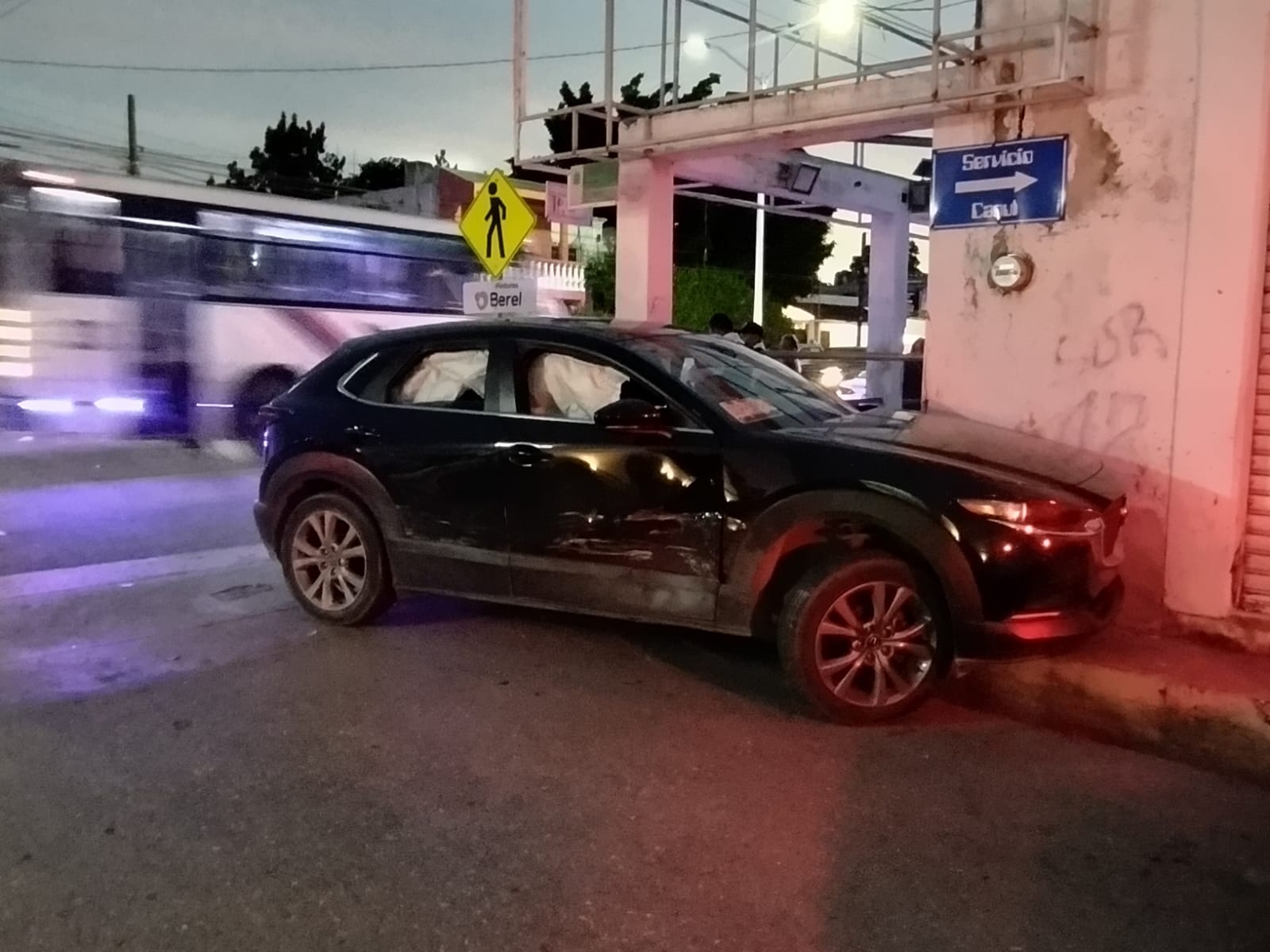 Conductor se vuela el alto y choca contra otro auto en Campeche