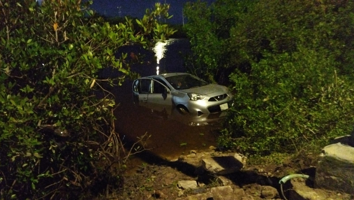 Auto termina en el manglar de Progreso tras accidente en la carretera