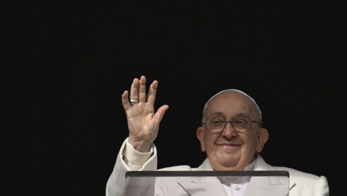 El Papa Francisco volvió a aparecer en la ventana del Palacio Apostólico para el rezo del Ángelus