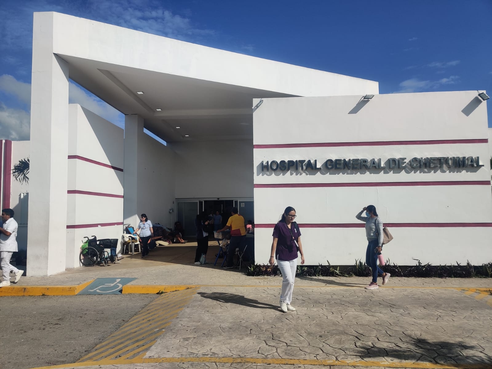 Gripe 'colapsa hospitales' de Chetumal; pacientes se quejan de falta de atención