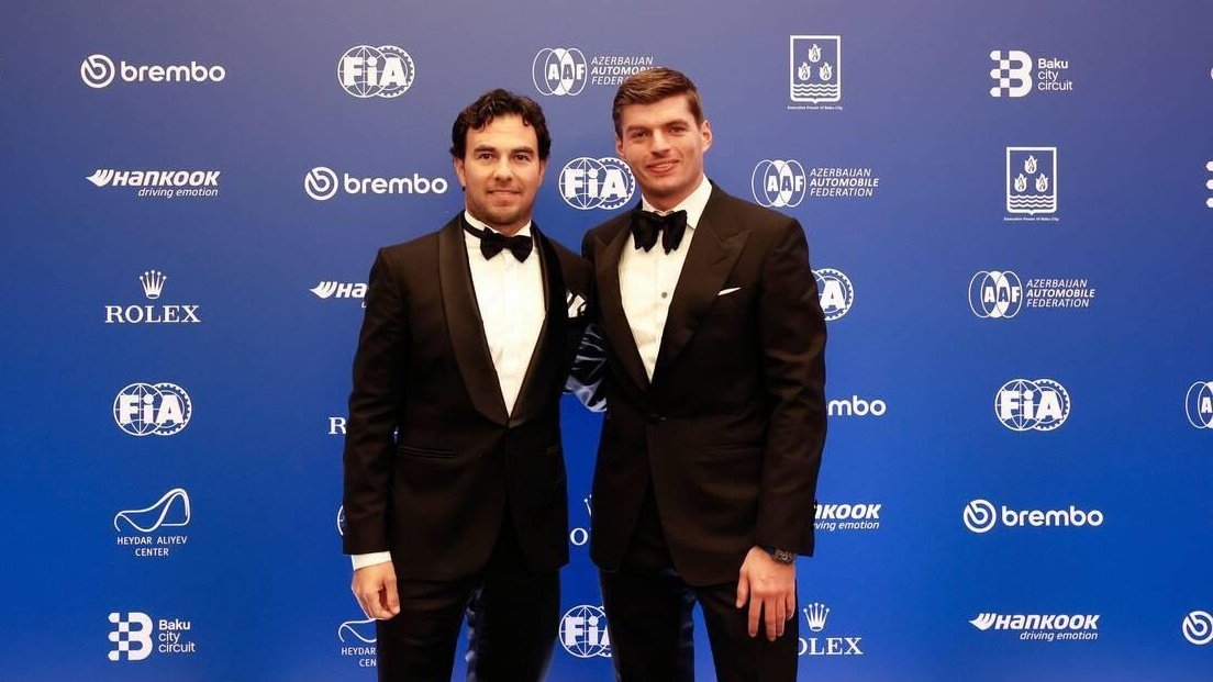 Max Verstappen y Checo Pérez en la gala de premiación de FIA