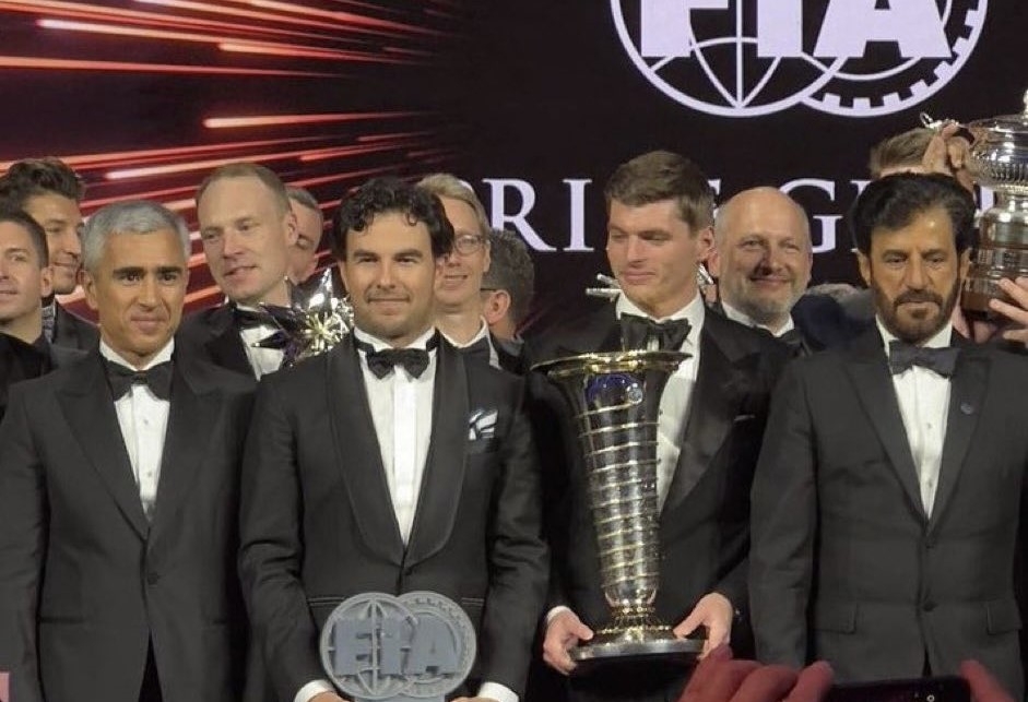Checo Pérez recibe trofeo como subcampeón de la Fórmula 1