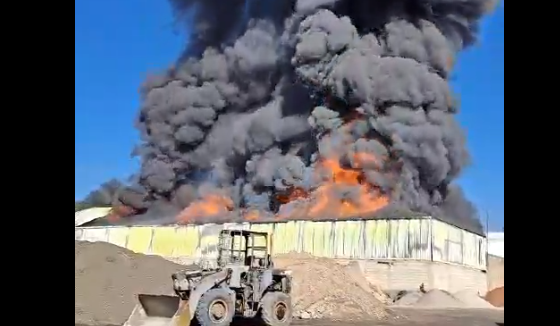 Fuerte incendio consume una fábrica de velas en Tepotzotlán, Estado de México