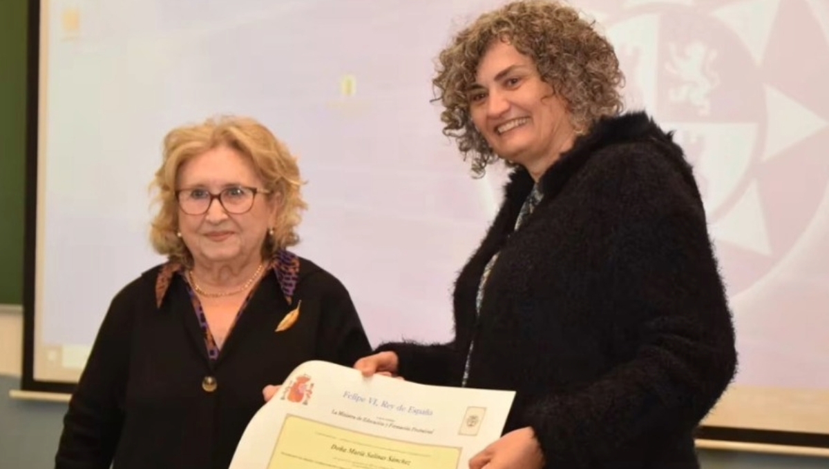 Mujer recibe su título universitario después de 69 años en la Universidad de Cartagena, España