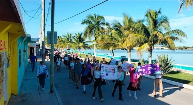 Marchan contra la violencia hacia las mujeres en Sabancuy, Campeche