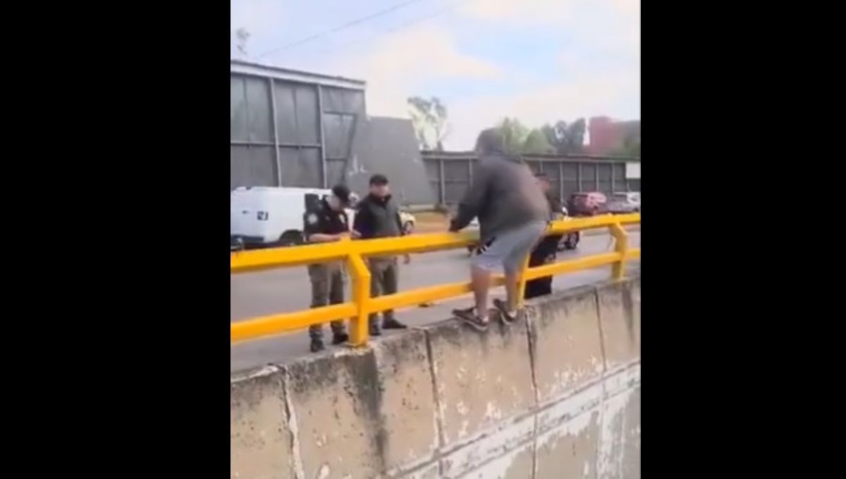 Policías de la CDMX evitan el suicidio de un hombre en un puente: VIDEO