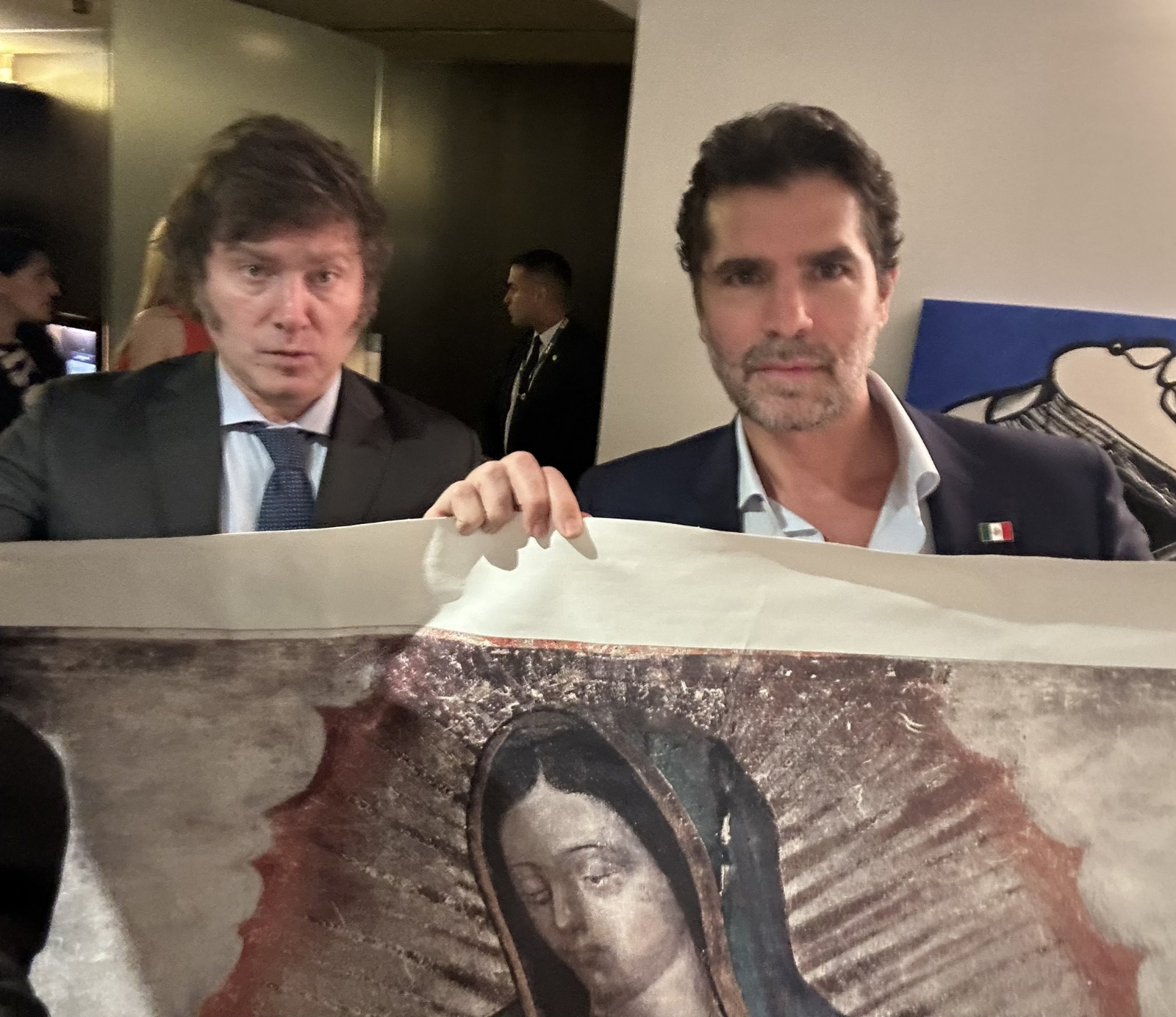 Eduardo Verástegui regala imagen de la virgen de Guadalupe a Javier Milei