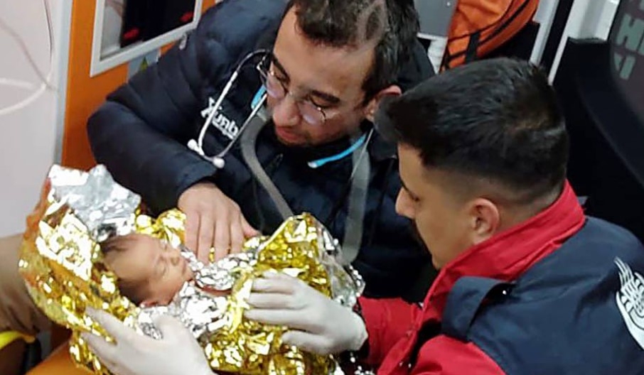 Rescatan con vida un bebé de 10 días y su madre bajo los escombros en Turquía: VIDEO