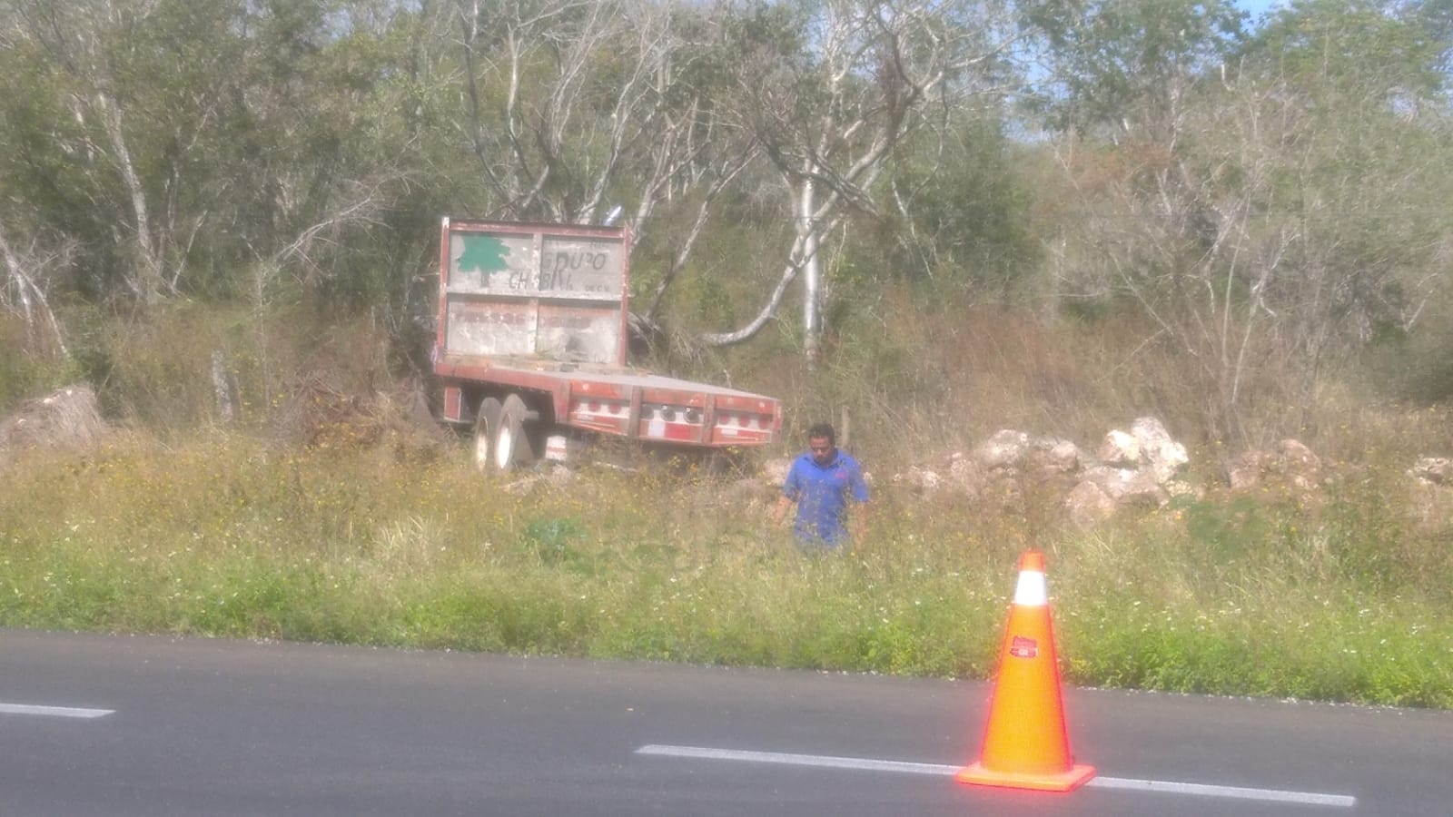 Tráiler impacta a camión y termina fuera de la carretera Mérida-Cancún