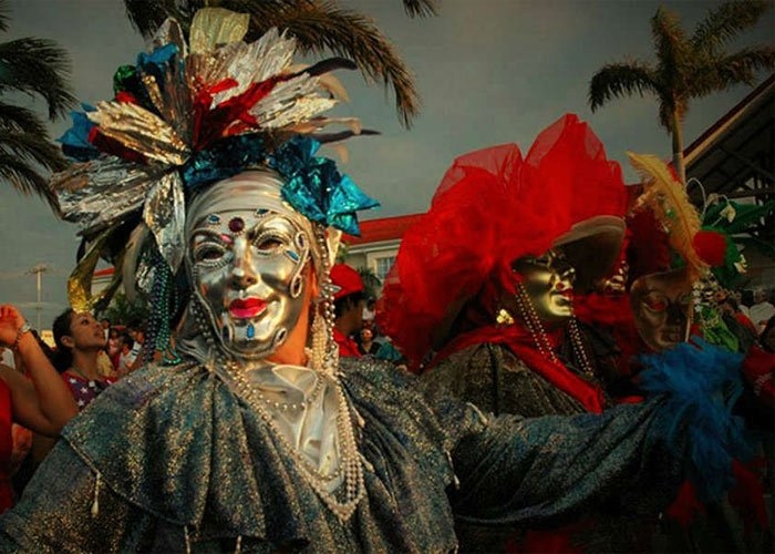 La participación de la gente en el derrotero es algo que caracteriza al sábado de Bando en el Carnaval de Campeche