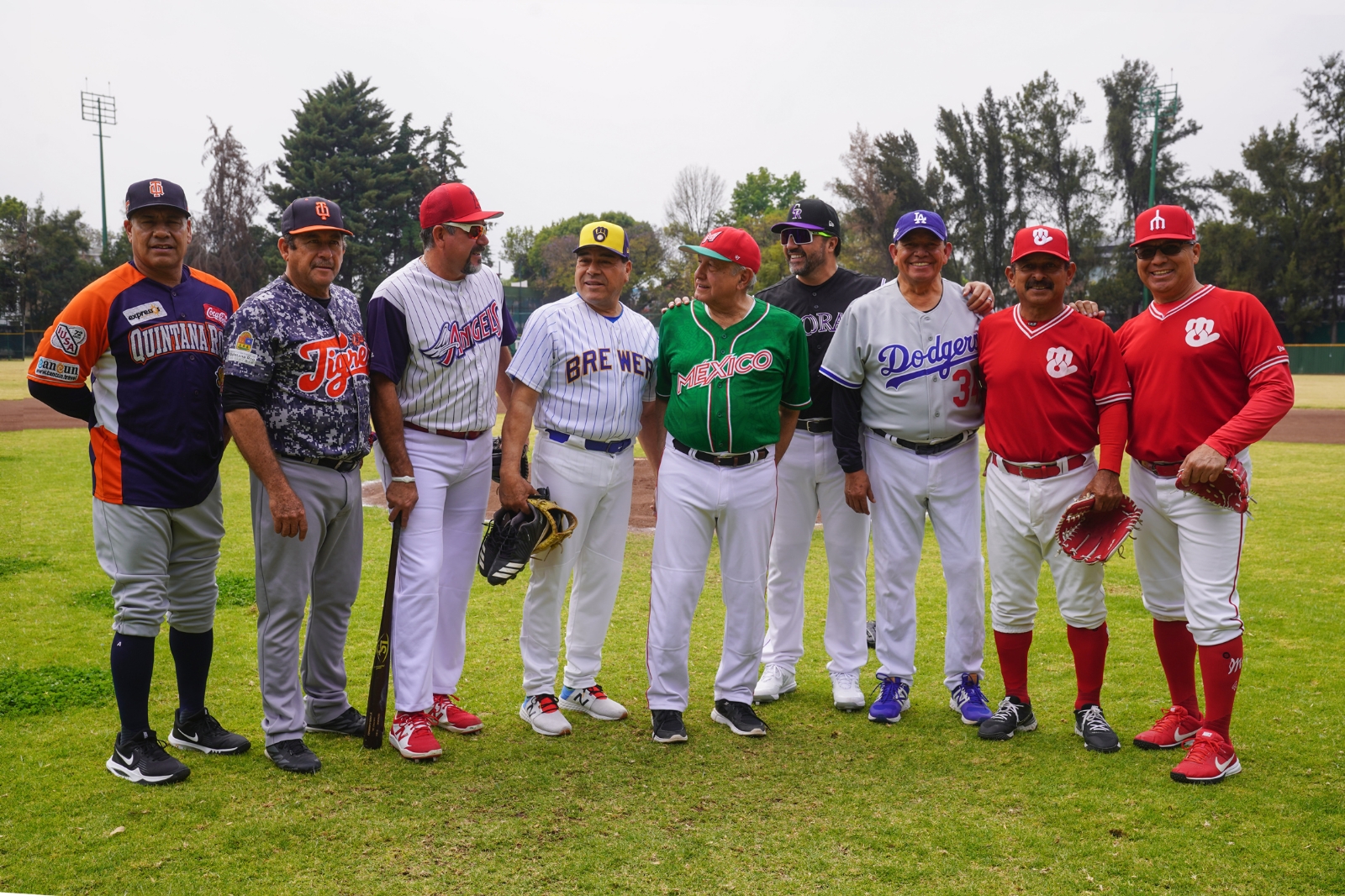 AMLO comparte juego de beisbol con Fernando 'Toro' Valenzuela y otras leyendas