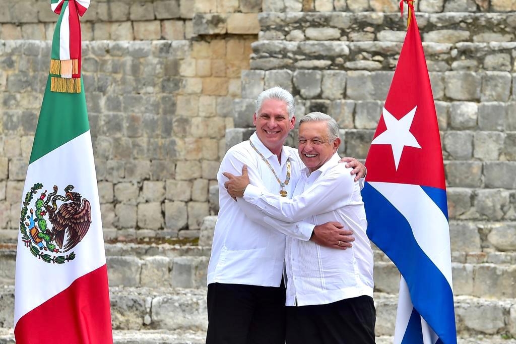 AMLO condecora al Presidente de Cuba con la Orden Mexicana del Águila Azteca en Edzná, Campeche