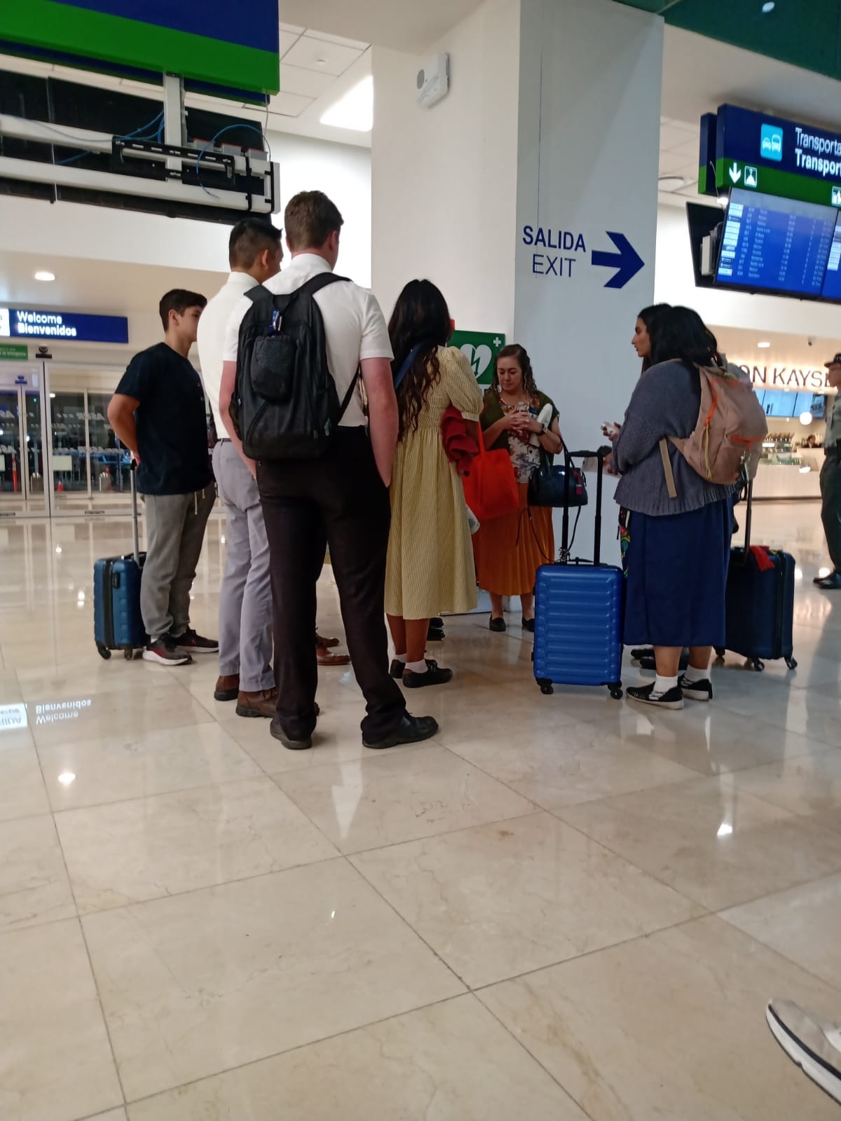 Reciben con pancartas y abrazos a padre de familia después de 4 años en aeropuerto de Mérida