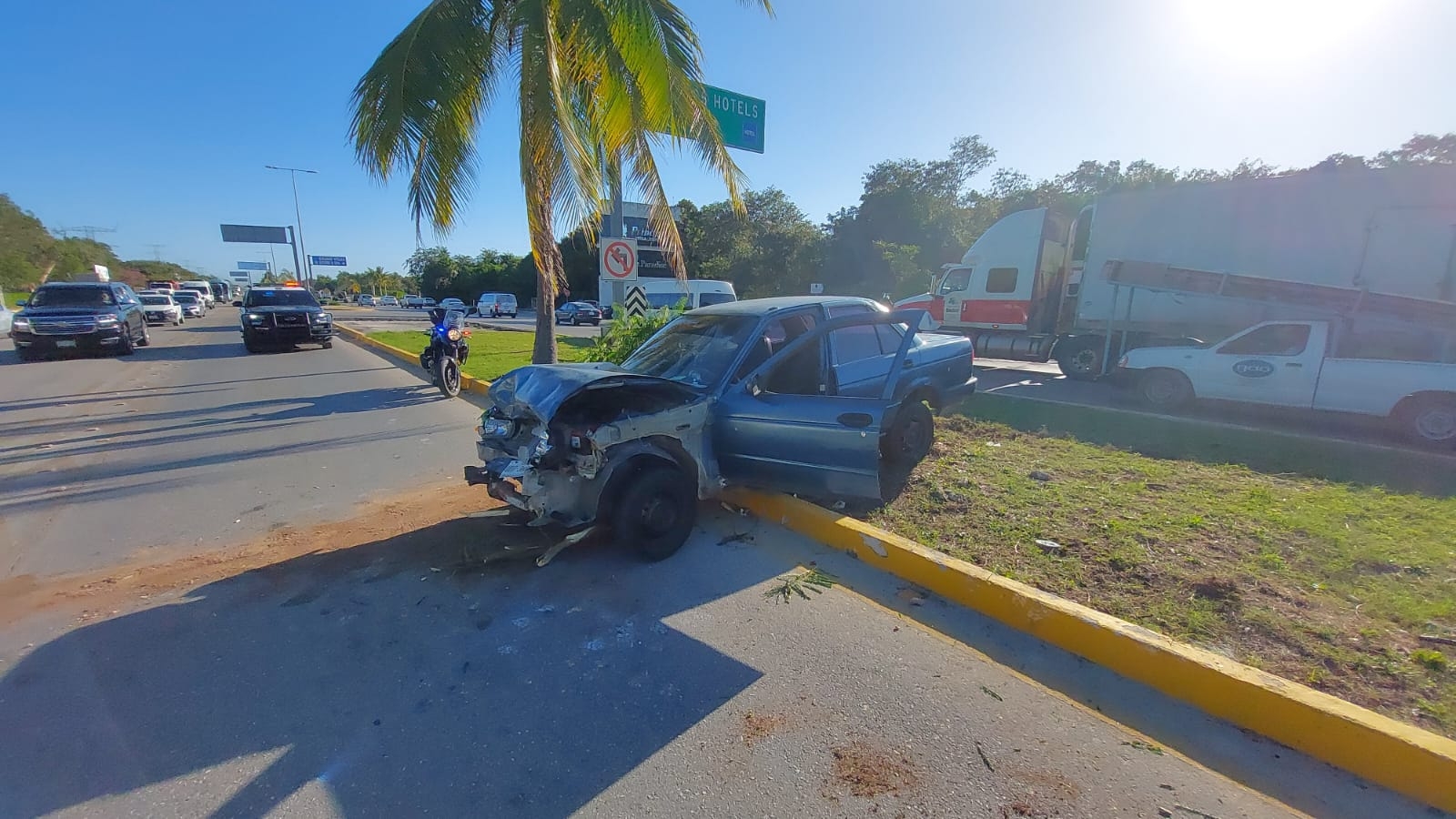 Mujer provoca accidente vial sobre el Boulevard Playa del Carmen
