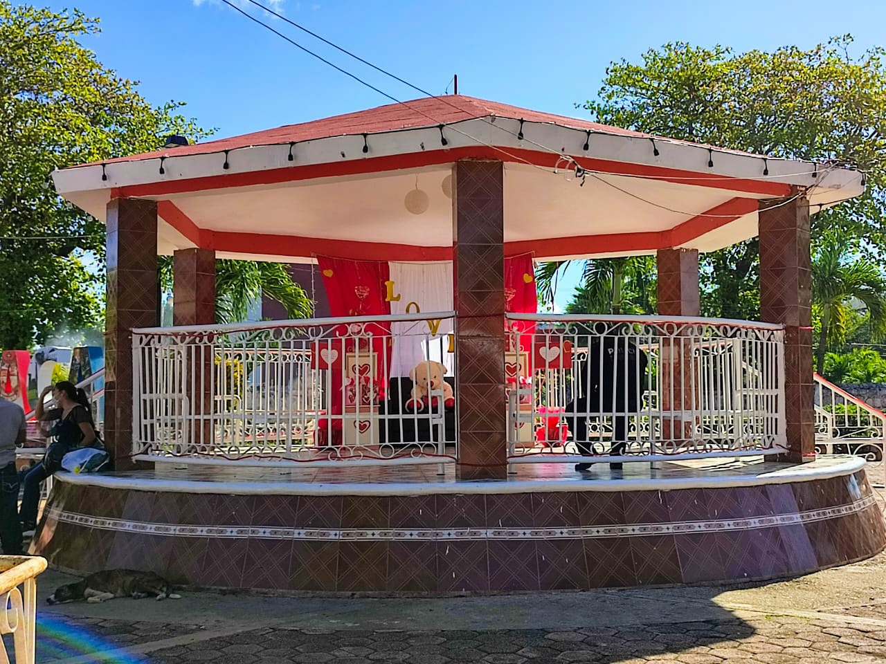 En Tzucacab, 'embellecen' el parque municipal con motivo de San Valentín