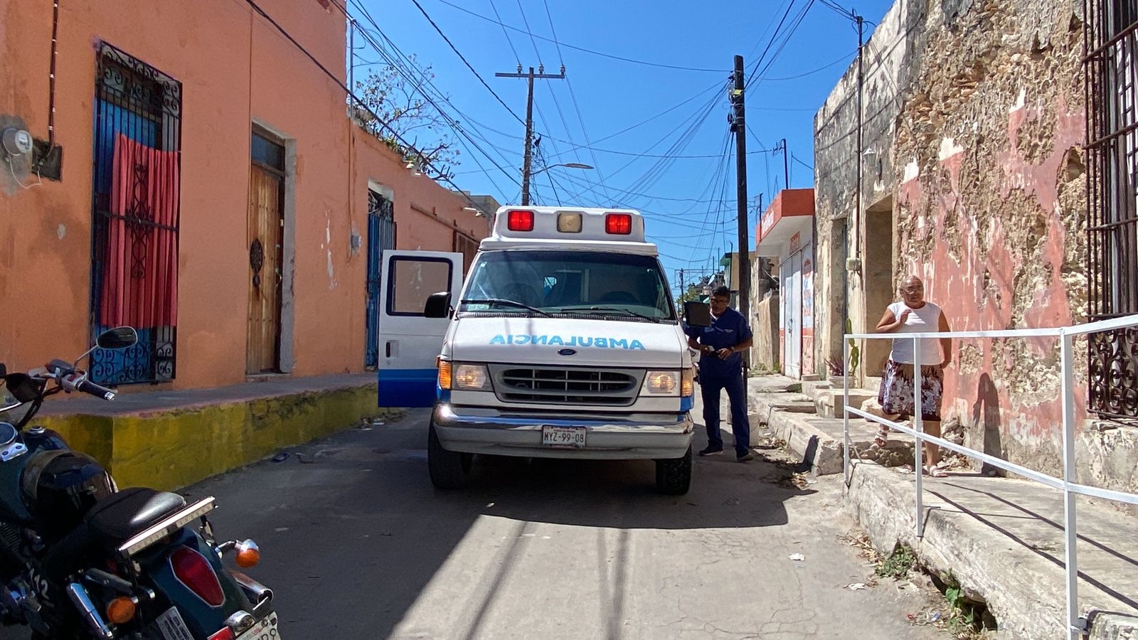Motociclista resulta lesionado por saltarse un alto en Campeche