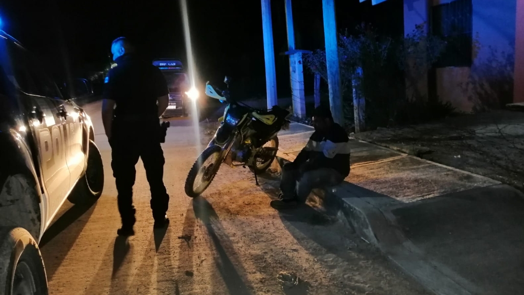 Motociclista termina con la cara ensangrentada en accidente vial en Escárcega