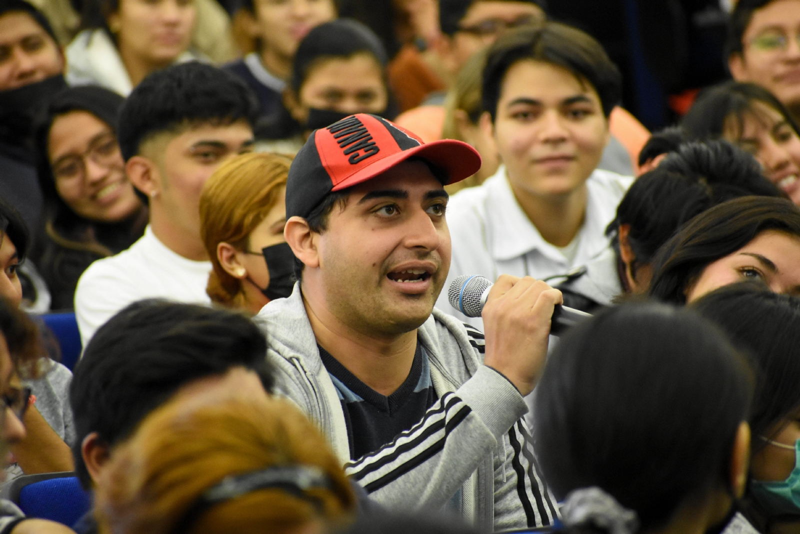 Estudiantes de la UADY confrontan a Renán Barrera por falta de atención y servicios