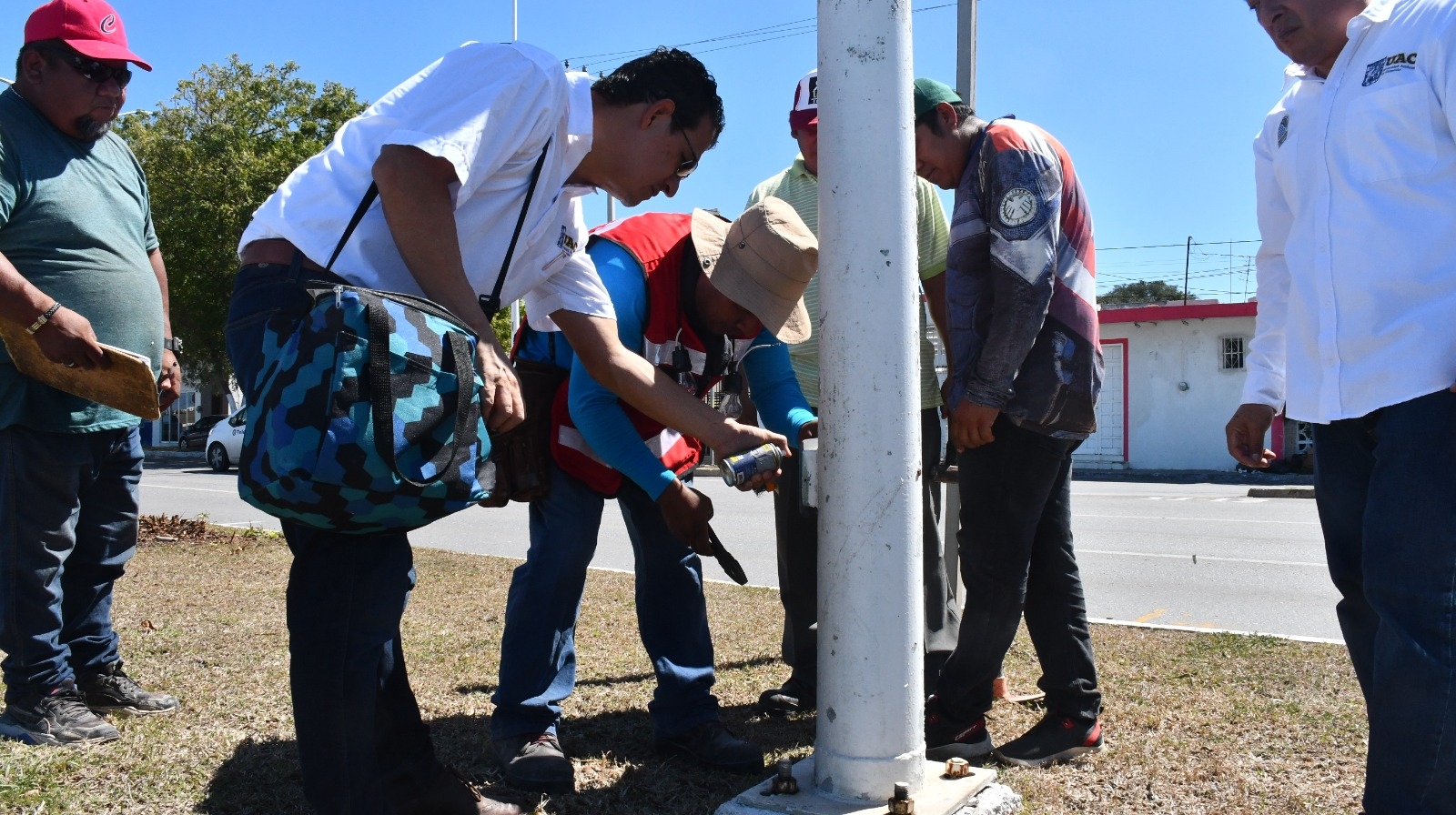 Ayuntamiento de Campeche revisa postes del malecón previo al Sábado de Bando