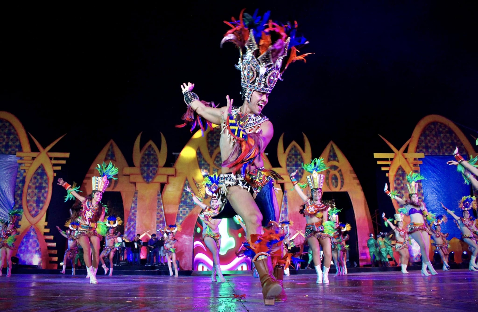 El Rey del Carnaval de Mérida, Eddier I luce sus mejores pasos de baile