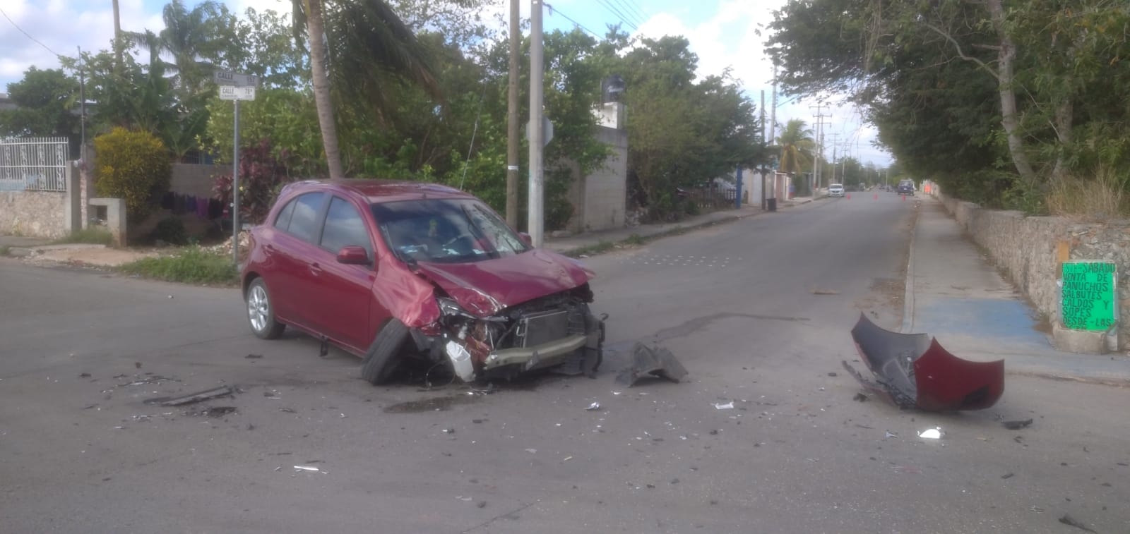 Conductor queda prensado dentro de su auto tras aparatoso choque en Mérida