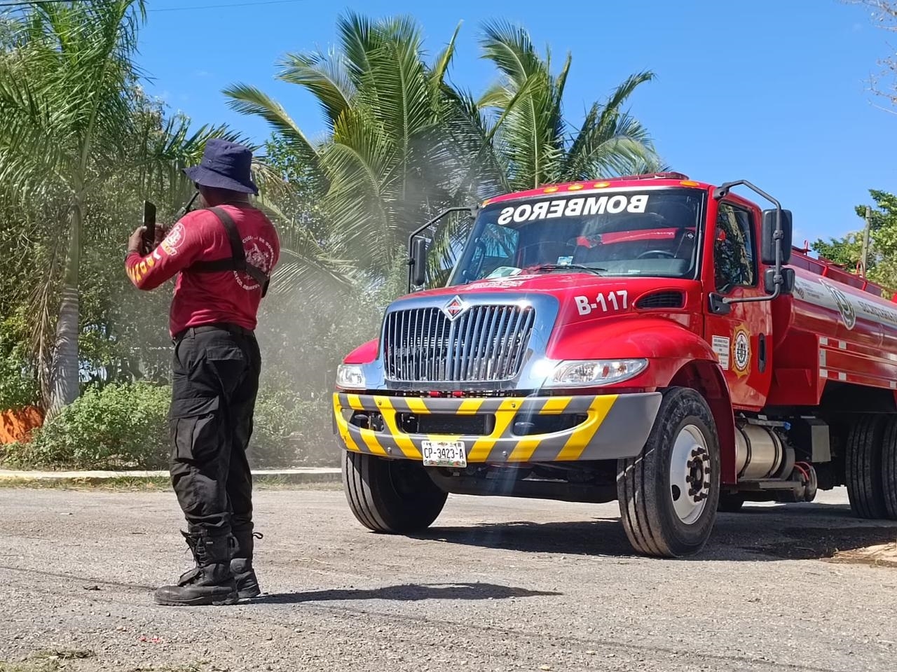 Los bomberos lograron sofocar el fuego en un terreno baldío en Campeche