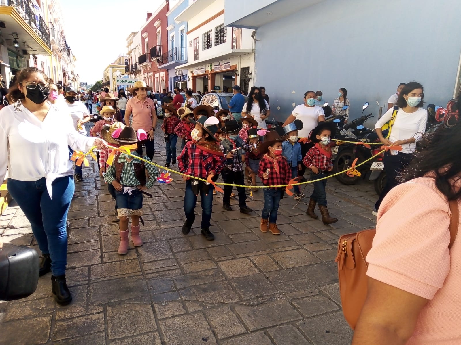 Alumnos desfilan en el Centro de Campeche