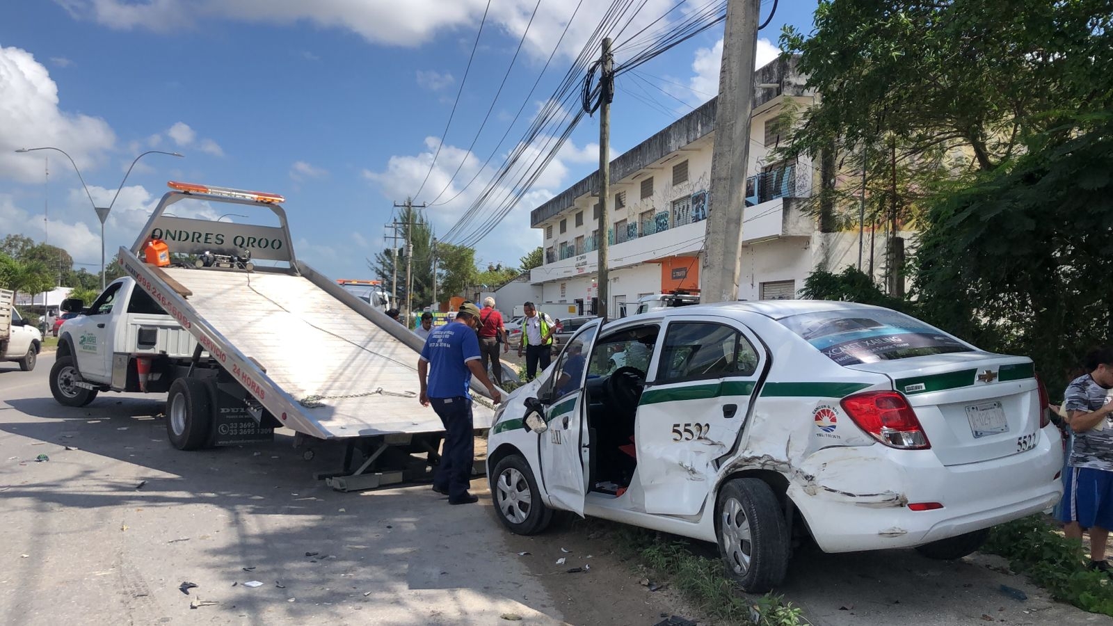 Aparatoso accidente en colonia irregular de Cancún deja dos lesionados