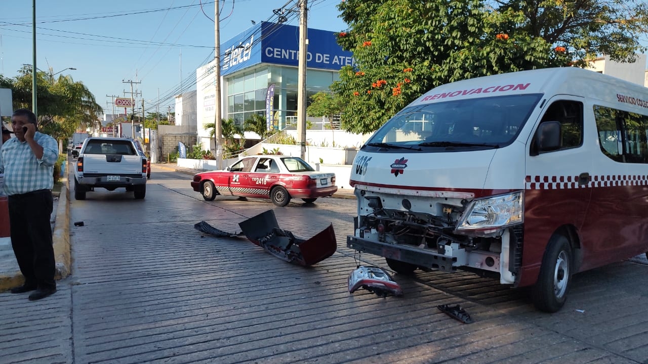 Combi causa accidente contra una camioneta en Ciudad del Carmen