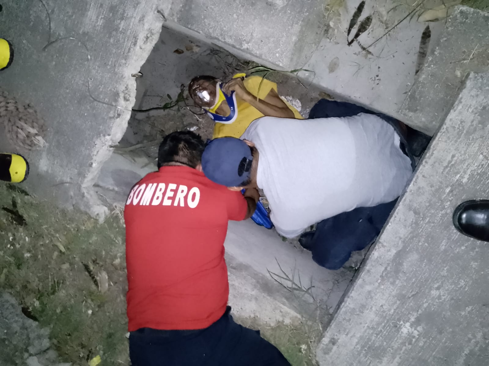 Rescatan a abuelito de una alcantarilla luego de ocho horas en Chetumal