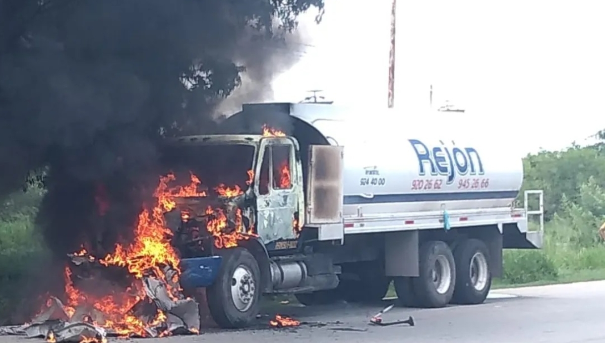 Se incendia una pipa con 20 mil litros de gasolina en el periférico de Mérida